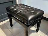 un banc noir posé devant un tableau rouge et blanc