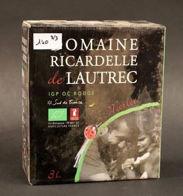 une boîte de vin posée sur une table