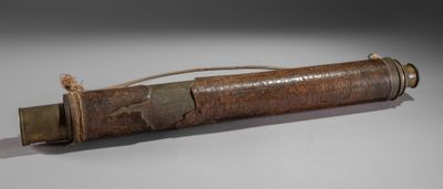 Longue-vue à un tirant en laiton garnie de cuir (manques), s…