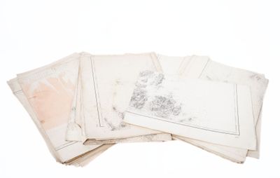 une pile de vieux papiers posée sur une surface blanche