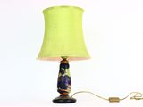une lampe surmontée d'un abat-jour vert