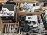de nombreux types d'appareils électroniques différents dans une boîte