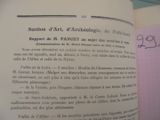 un livre ouvert dont une page comporte des inscriptions
