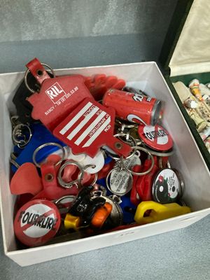 une boîte remplie d'un assortiment de porte-clés et d'autres objets