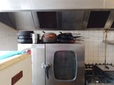 une cuisinière sur laquelle sont posées des casseroles et des poêles