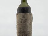 une bouteille de vin posée sur une table