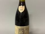 une bouteille de vin posée sur une table