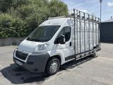 un camion blanc garé dans un parking