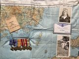 une carte du monde sur laquelle figurent des médailles et d'autres objets