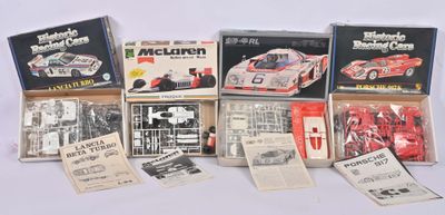 beaucoup de vieilles voitures de course dans des cartons posés sur la table