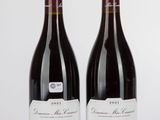 deux bouteilles de vin rouge posées l'une à côté de l'autre sur une table