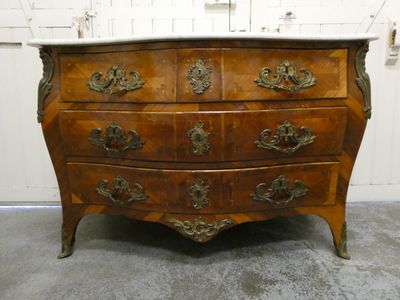 une commode en bois avec un plateau en marbre