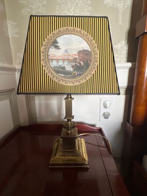 une lampe posée sur une table dans une pièce