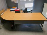 une photo d'un bureau dans une pièce équipée d'un radiateur et d'un chauffage d'appoint