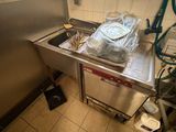 une cuisine équipée d'un évier et d'une fenêtre
