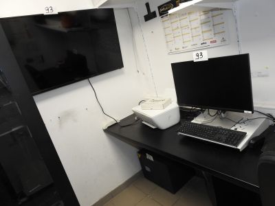 un bureau sur lequel se trouvent un ordinateur portable et un moniteur