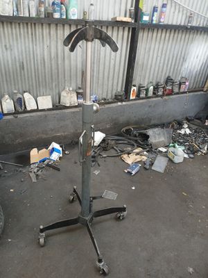 une photo d'un homme en train de bricoler une moto dans un garage