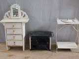 une petite table sur laquelle est posé un miroir, à côté d'une autre petite table sur laquelle est posé un miroir