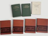 six livres sont alignés sur une surface blanche