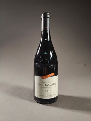 une bouteille de vin posée sur une table