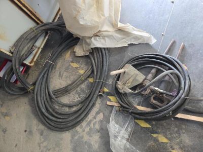 beaucoup de tuyaux et d'autres outils par terre
