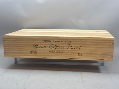 gros plan d'une boîte en bois portant une étiquette