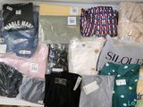 beaucoup de vêtements pour hommes posés sur une table
