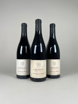 trois bouteilles de vin sont alignées sur une table