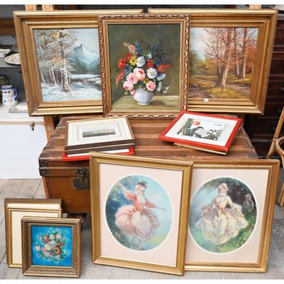 de nombreuses photos encadrées représentant des femmes et des fleurs, posées sur une table