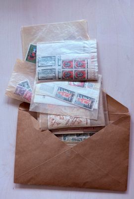 une enveloppe marron contenant plusieurs timbres
