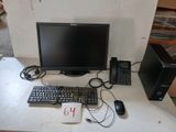 un écran d'ordinateur, un clavier et une souris posés sur une table