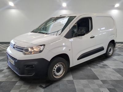 la camionnette blanche est garée sur le sol en damier d'une pièce