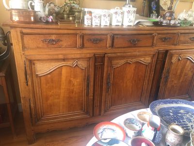 un grand buffet en bois sur lequel sont posés de nombreux plats
