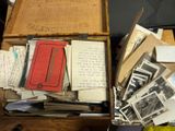 une boîte remplie de vieilles photos et de papiers posée sur un bureau