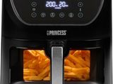 une friteuse à air chaud noire contenant des frites