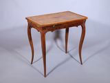 une petite table en bois surmontée d'un tiroir