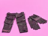des gants en cuir noir et une paire de gants sur fond rose