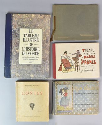 Plusieurs livres sont empilés les uns sur les autres sur une table