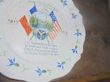 une assiette sur laquelle est représenté un drapeau et sur laquelle se trouve un drapeau