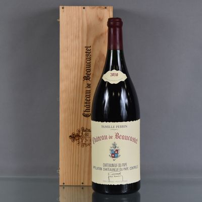 une bouteille de vin devant une caisse en bois