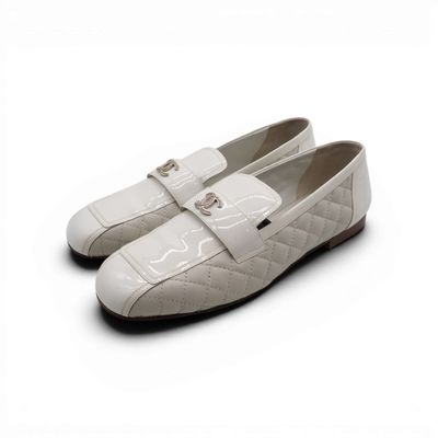 Ce mocassin blanc est en cuir et présente un motif matelassé.