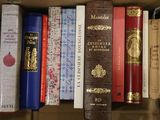 plusieurs livres qui se trouvent ensemble dans une boîte
