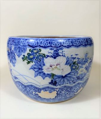JAPON - XXe siècle Grand cache-pot en porcelaine décorée en …