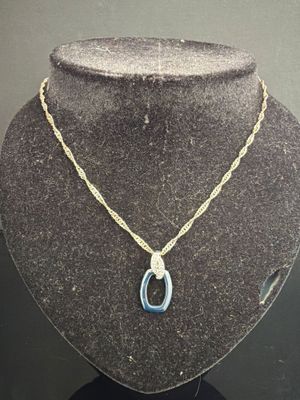 collier à chaîne en or avec un pendentif en agate bleue sur un mannequin