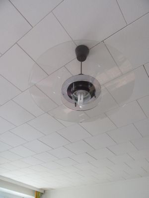un ventilateur de plafond fixé au plafond de la pièce