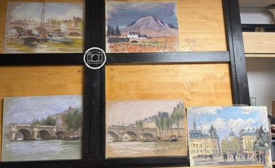 quatre tableaux accrochés au mur d'une pièce où se trouve une horloge