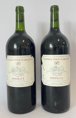 deux bouteilles de vin posées l'une à côté de l'autre sur une table