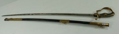 paire de sabres japonais anciens avec des garnitures en laiton et des fourreaux en cuir