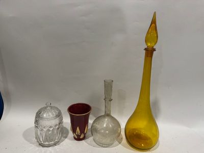de nombreux objets en verre posés sur une surface blanche