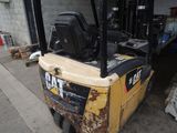 un chariot élévateur à fourche garé devant un bâtiment